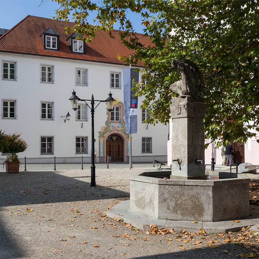 AvJS Personalvermittlung – Günzburg Rathausplatz mit Statue